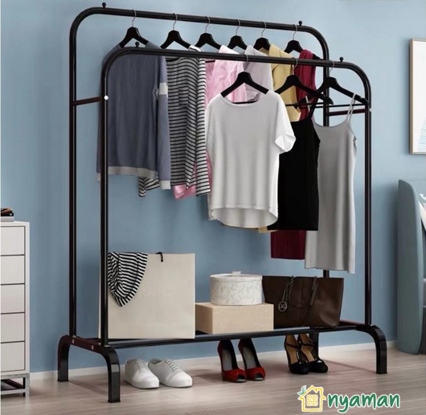 Barang necis pengganti lemari pakaian (1/2), Gantungan baju berwarna hitam