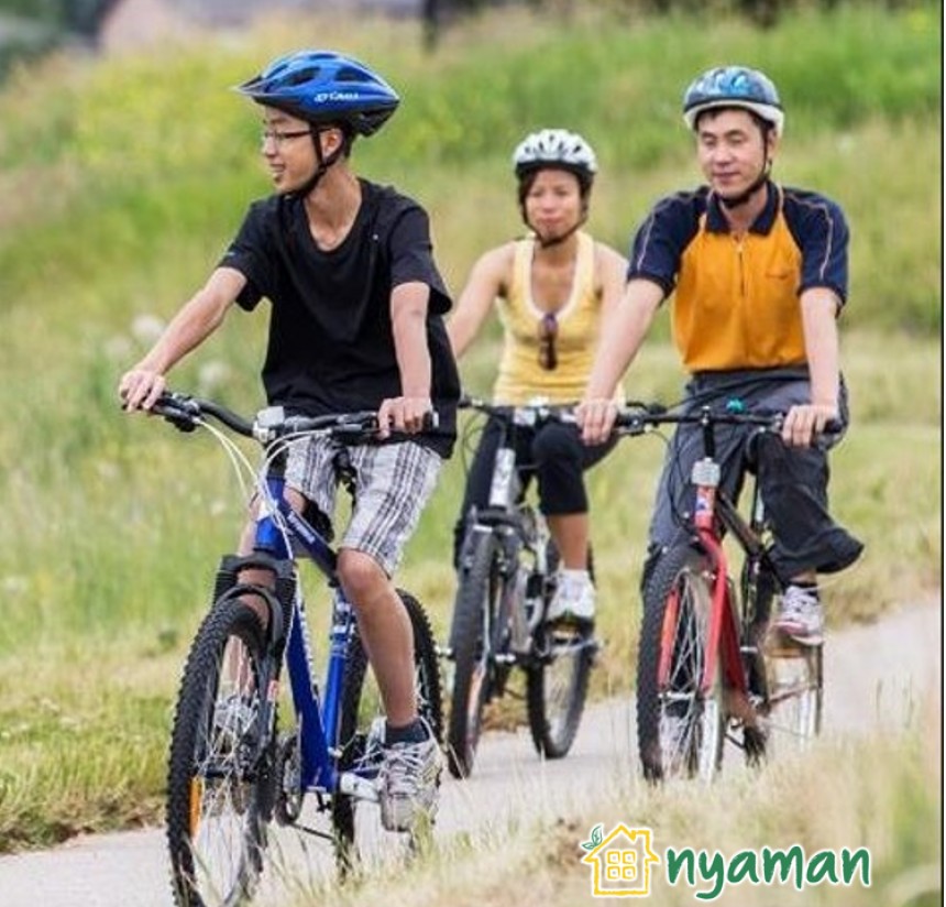 Bersepeda bersama keluarga