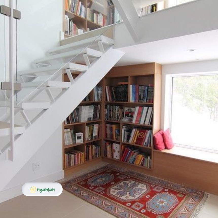 Desain perpustakaan mini di rumah (3/3), Manfaatkan ruang bawah tangga