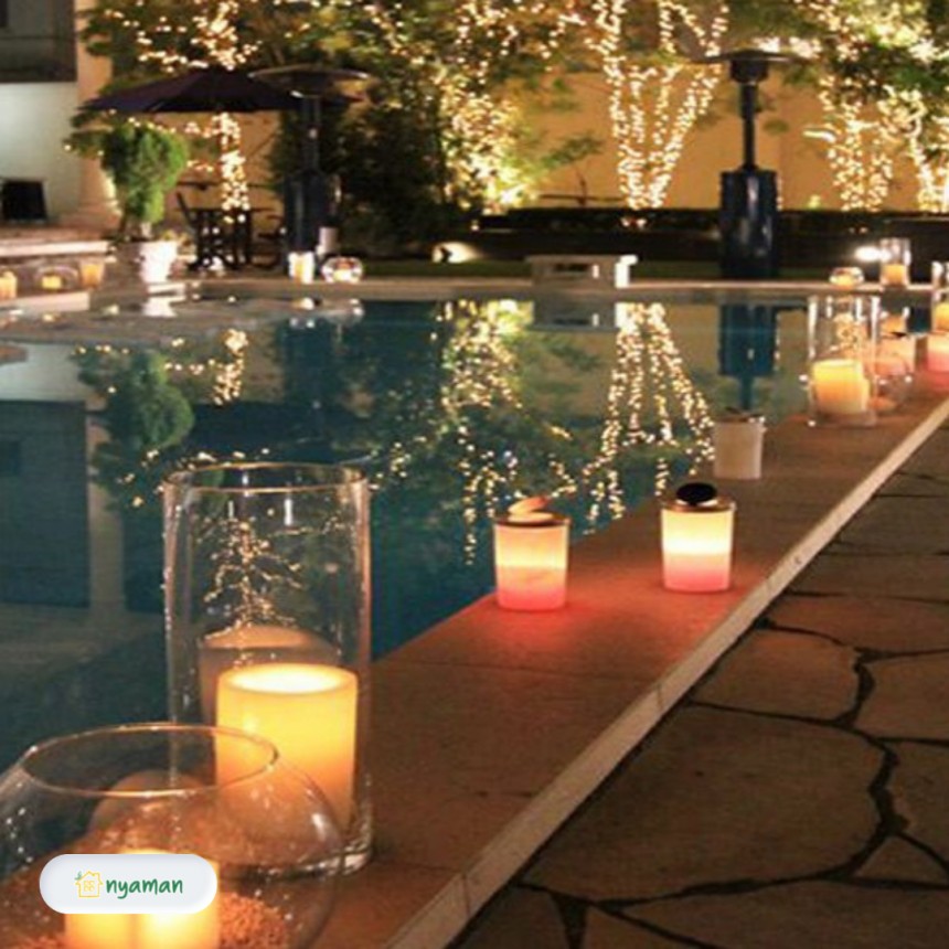 Family gathering di sekitar kolam renang