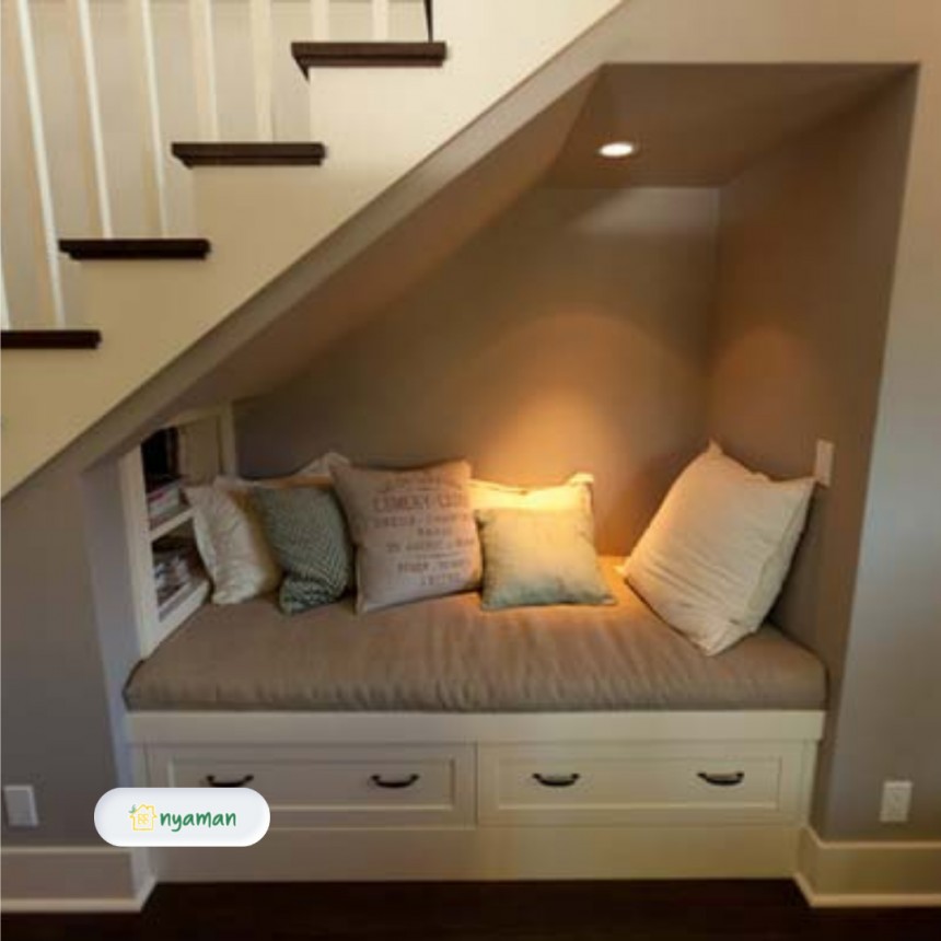 Habiskan waktu bersama keluarga dengan membaca buku