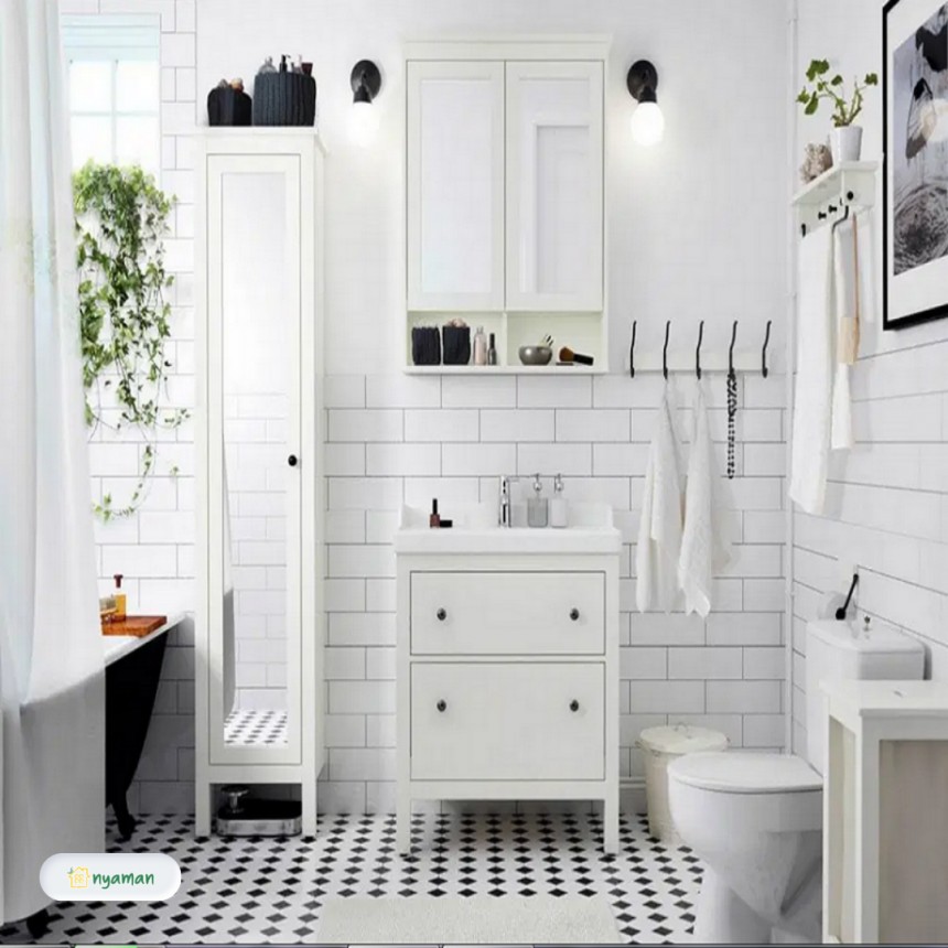 Kamar mandi dengan meja dan lemari penyimpanan praktis