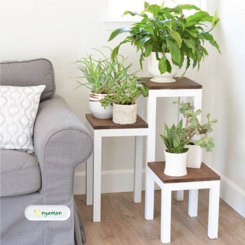 Memaksimalkan sudut ruangan dengan meja sudut pendek