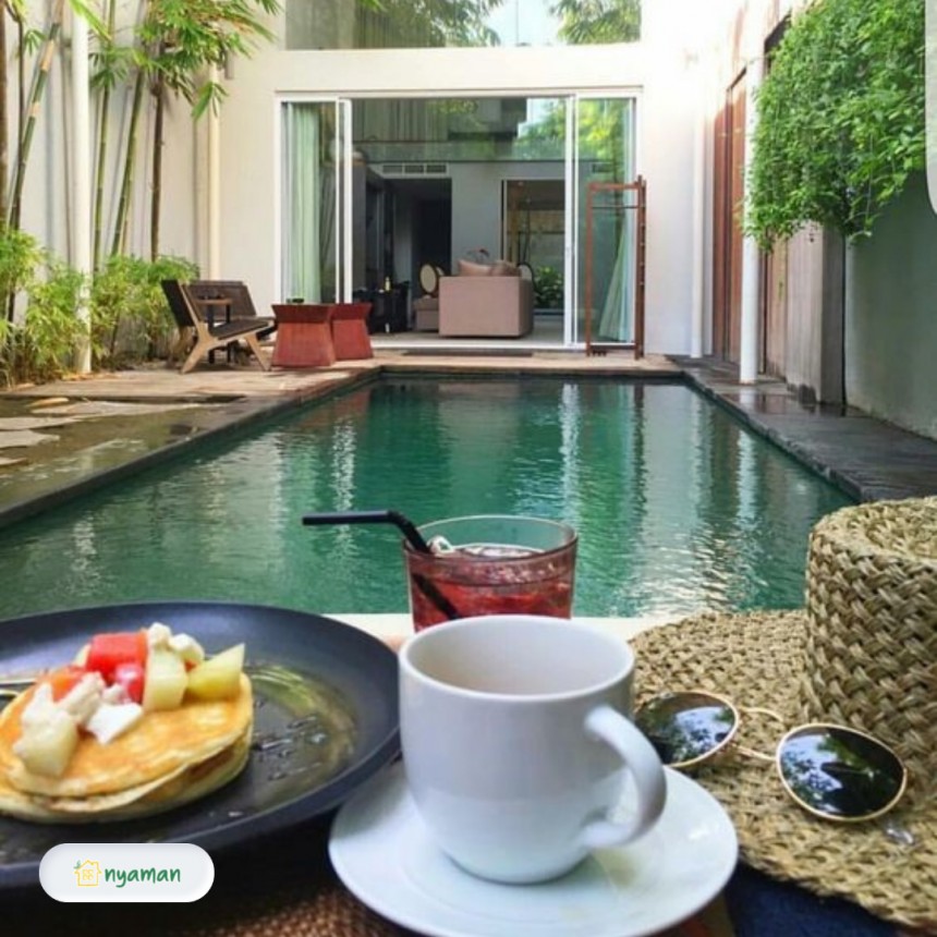 Menikmati hidangan di venue yang disediakan