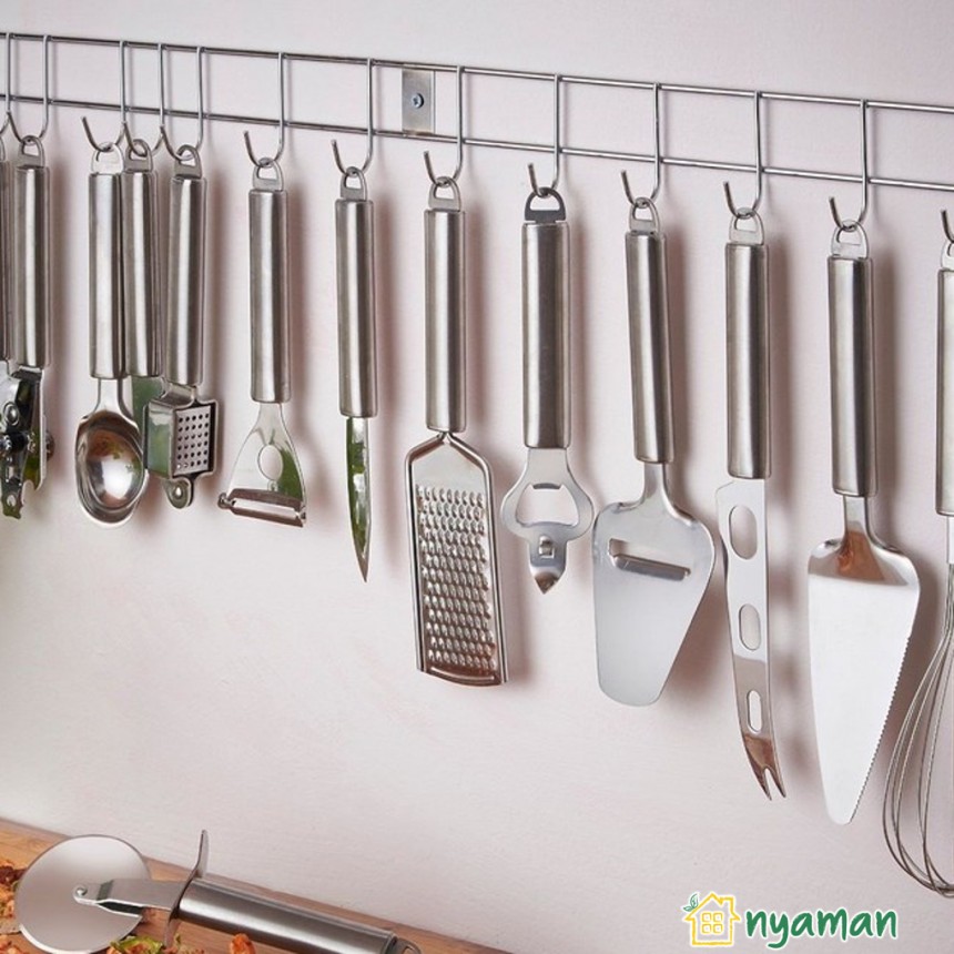 Menyimpan barang dalam ruangan mungil (2/3), Menyimpan peralatan dapur dengan gantungan