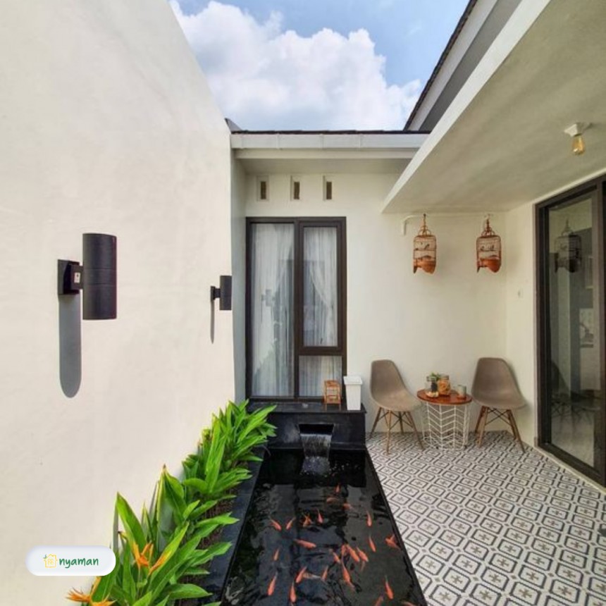 Nikmatnya membaca buku di halaman belakang rumah