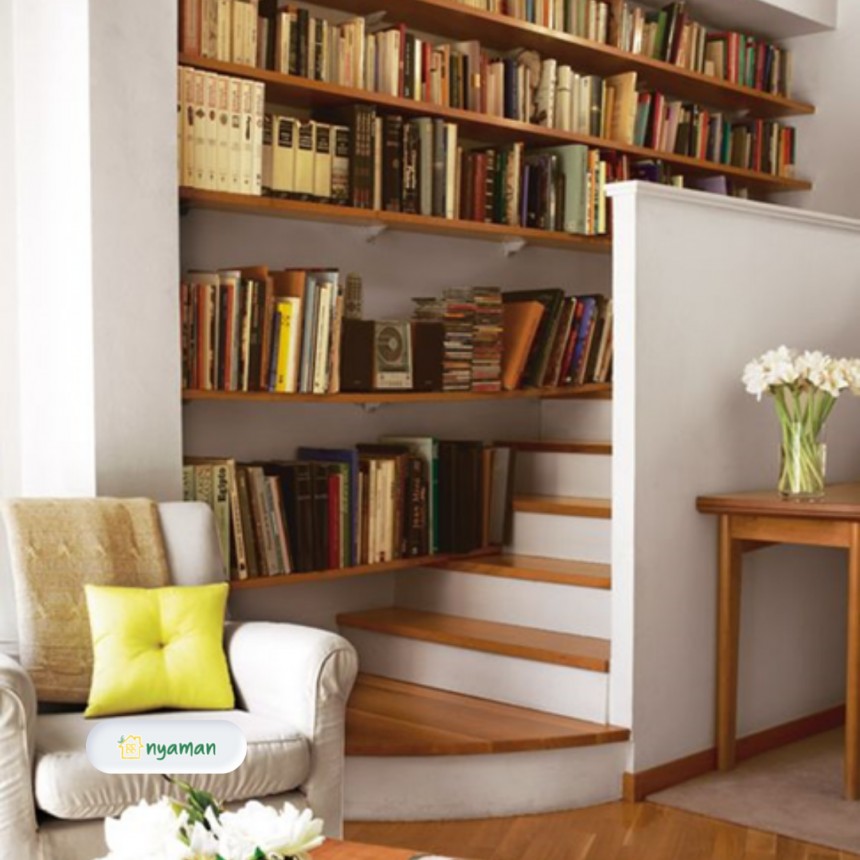 Rak buku di tangga sebagai inspirasi dekorasi perpustakaan pribadi